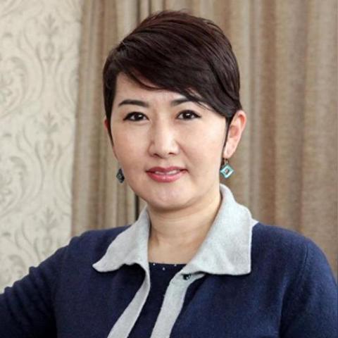 时尚女款长衫，风潮与细节魅力