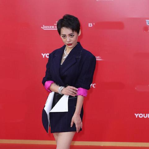 宁静短发新照揭秘巨星风采